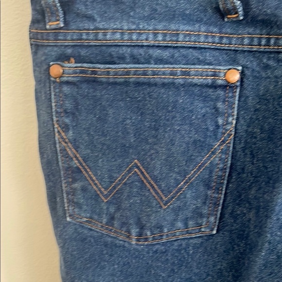 Wrangler Relaxed Fit Blue Jeans with Classic Denim Style - Picture 4 of 7